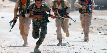 Más de 300 terroristas del Estado Islámico se rinden tras tomar una prisión en Siria