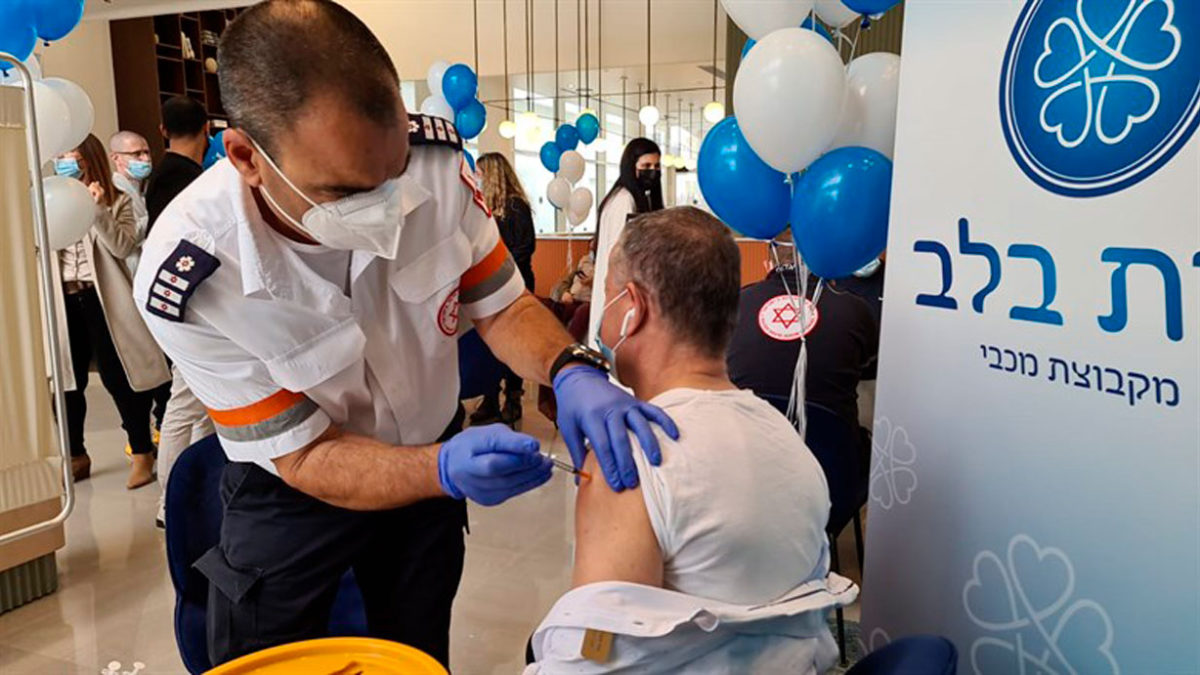 MDA inicia campaña de vacunación de la 4ª dosis para los ancianos israelíes