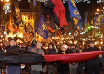 Cientos de nacionalistas ucranianos marchan en honor a un colaborador nazi