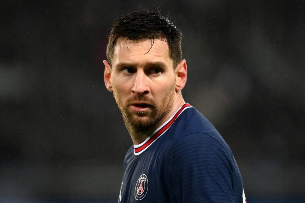 La estrella del fútbol Lionel Messi da positivo a COVID
