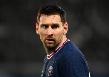 La estrella del fútbol Lionel Messi da positivo a COVID