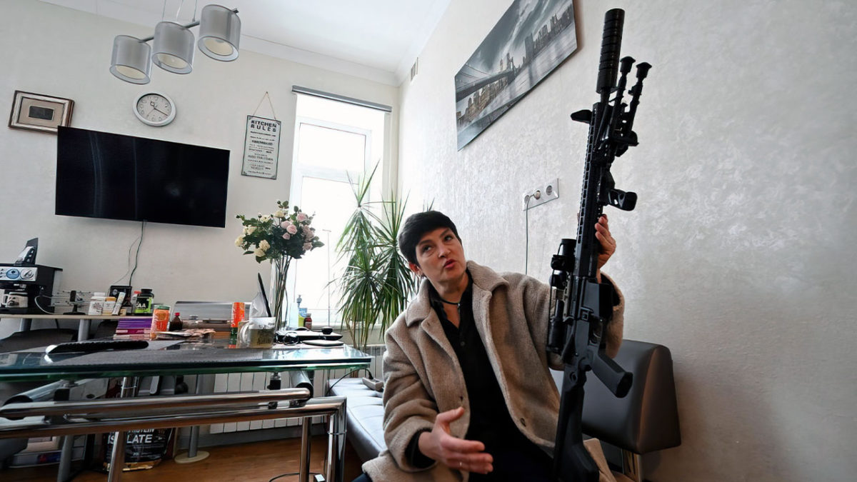 Una madre ucraniana jura tomar su arma si Rusia invade el país: “Una bienvenida que recordarán”