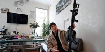 Una madre ucraniana jura tomar su arma si Rusia invade el país: “Una bienvenida que recordarán”