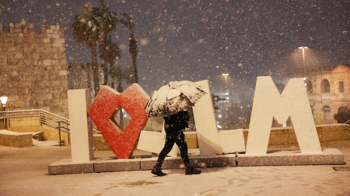 Nieve cae en Jerusalén: Cubre la ciudad y la escuela se cancela