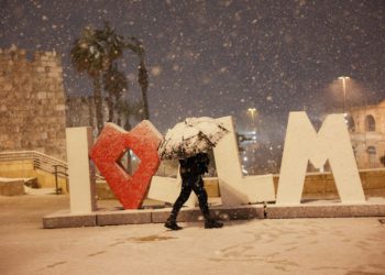 Nieve cae en Jerusalén: Cubre la ciudad y la escuela se cancela