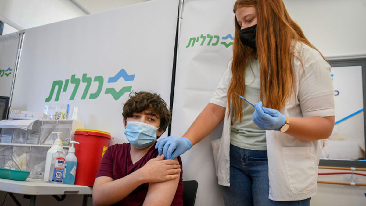 Israel evalúa anular la cuarentena para los niños no vacunados