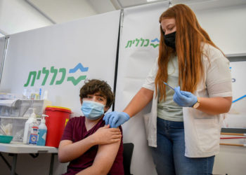 Israel evalúa anular la cuarentena para los niños no vacunados