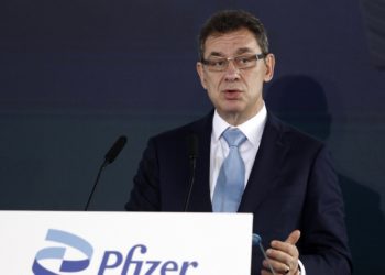 El CEO de Pfizer recibe el Premio Génesis 2022