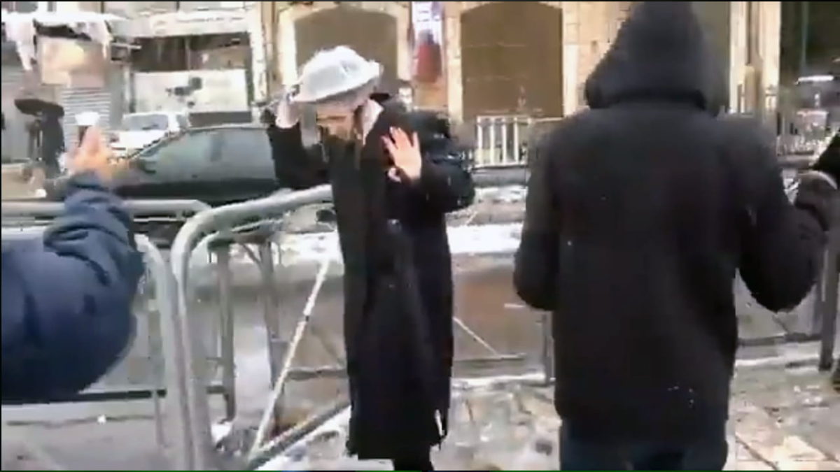 Árabes esconden piedras en bolas de nieve y atacan a judíos en Jerusalén