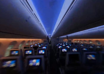 Un dron vuela a través del avión de pasajeros 'Dreamliner' de El Al