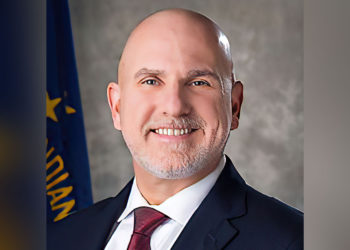 Legislador de Indiana pide disculpas por decir que los profesores deben ser "imparciales" con los nazis