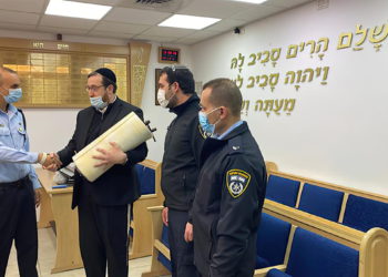 Tres rollos de la Torá devueltos a la sinagoga de Jerusalén
