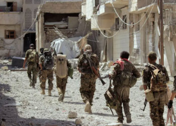 Fuerzas kurdas de Siria intensifican el asedio a una prisión del Estado Islámico