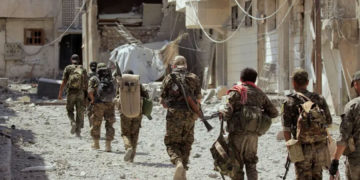 Fuerzas kurdas de Siria intensifican el asedio a una prisión del Estado Islámico