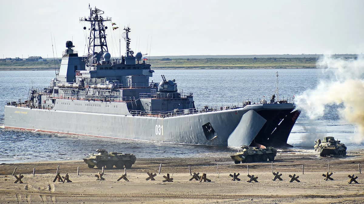Buques de desembarco rusos se dirigen al Mediterráneo para unirse a una creciente armada