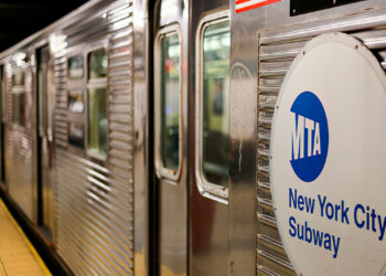 Nueva York: Una mujer muere tras ser empujada a las vías del tren