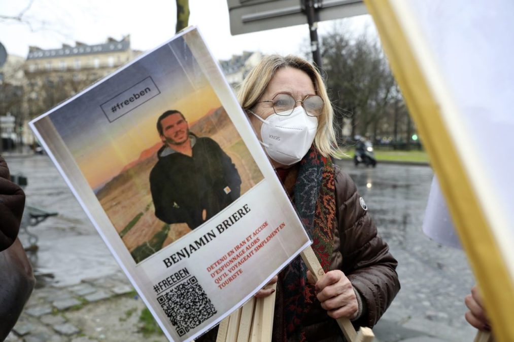 Irán sentencia a turista francés a 8 años de cárcel por supuesto espionaje