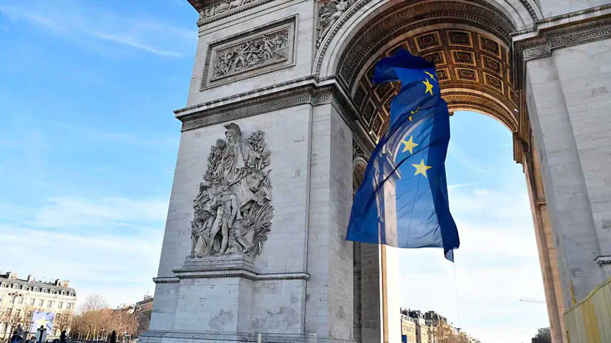 Francia retira la bandera de la Unión Europa del Arco de Triunfo