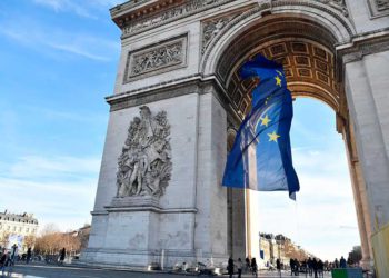 Francia retira la bandera de la Unión Europa del Arco de Triunfo