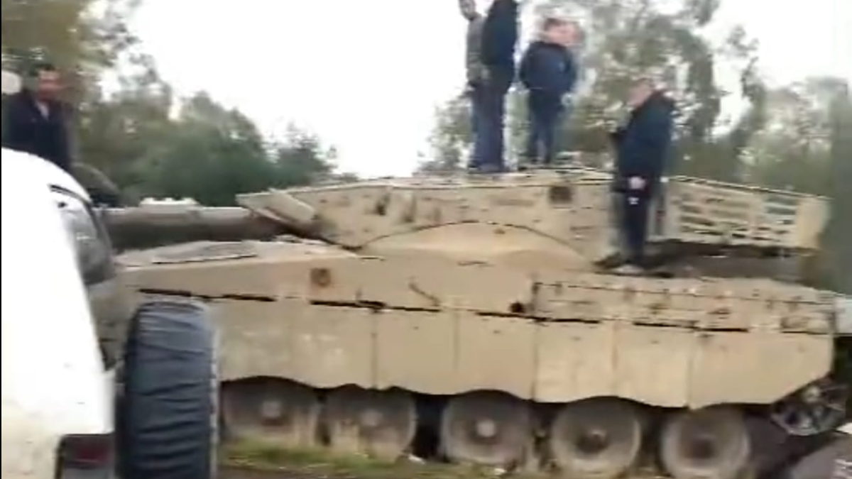 Árabes intentan arrastrar un tanque fuera del lugar de conmemoración de las FDI