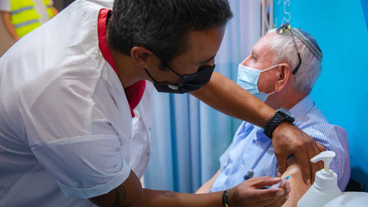 Los primeros israelíes mayores de 60 años reciben la cuarta vacuna contra el COVID