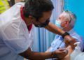 Los primeros israelíes mayores de 60 años reciben la cuarta vacuna contra el COVID