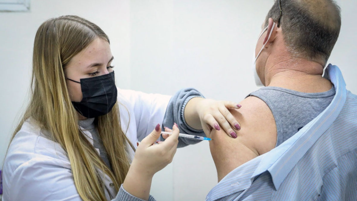 Estudio israelí revela que cuarta vacuna no es eficaz contra Ómicron