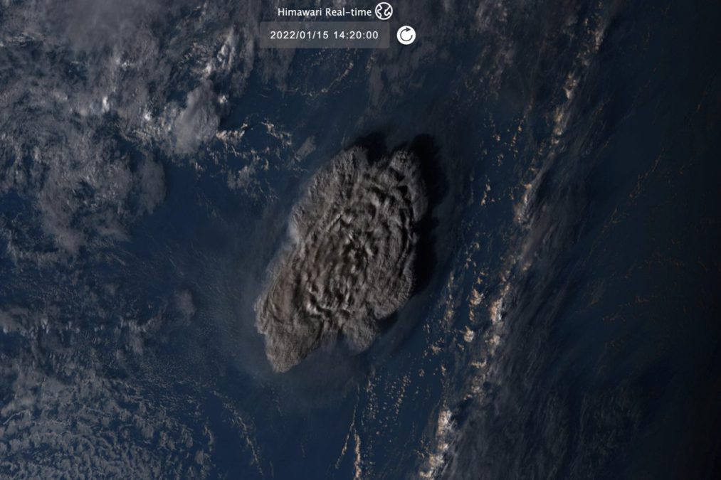 Disminuye la amenaza de tsunami en el Pacífico tras la erupción de un enorme volcán