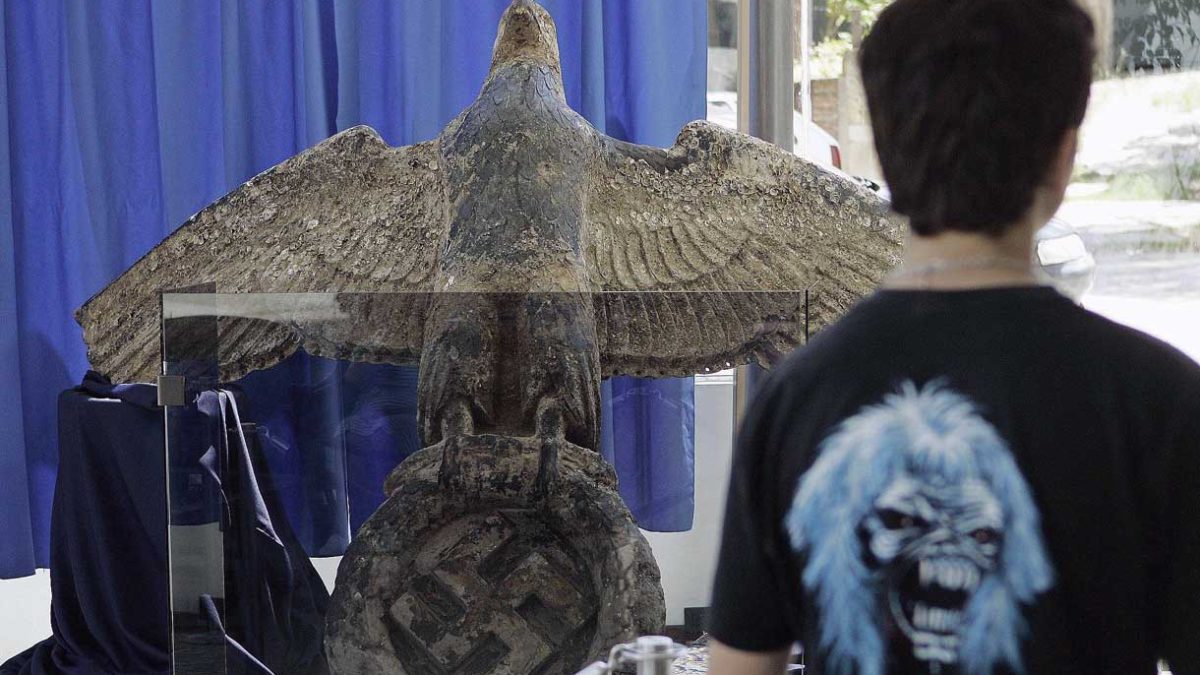 Un empresario judío quiere comprar un águila nazi de 800 libras y una esvástica para hacerla explotar