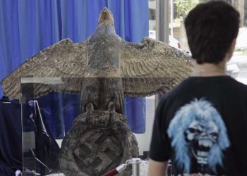 Un empresario judío quiere comprar un águila nazi de 800 libras y una esvástica para hacerla explotar