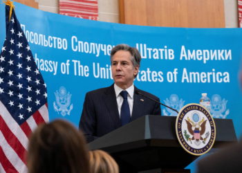 EE. UU. estudia sacar a las familias de sus diplomáticos de Ucrania