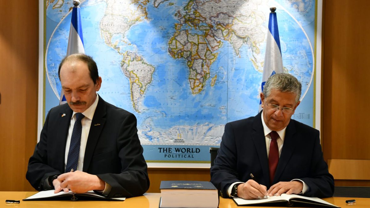Israel firma un contrato de $3.000 millones con ThyssenKrupp para la construcción de submarinos