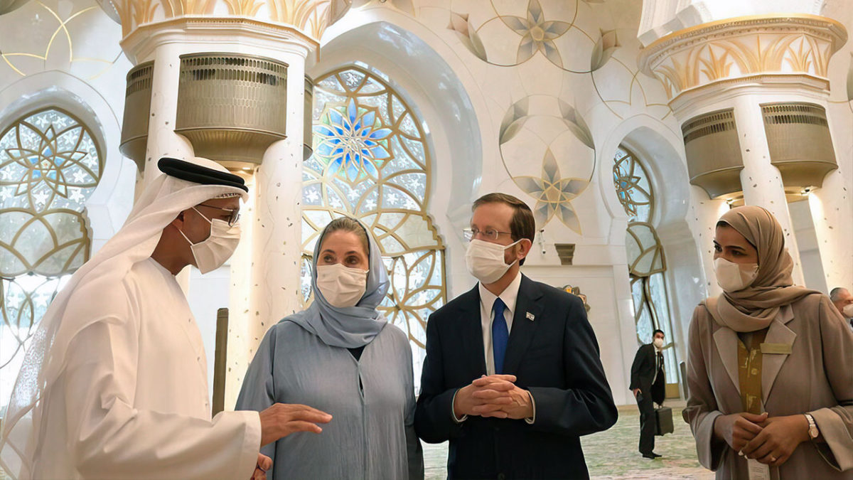 En la Gran Mezquita de Abu Dhabi, Herzog dice que la región tiene que elegir: La paz o el terror iraní