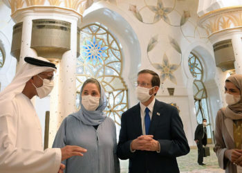 En la Gran Mezquita de Abu Dhabi, Herzog dice que la región tiene que elegir: La paz o el terror iraní