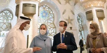 En la Gran Mezquita de Abu Dhabi, Herzog dice que la región tiene que elegir: La paz o el terror iraní