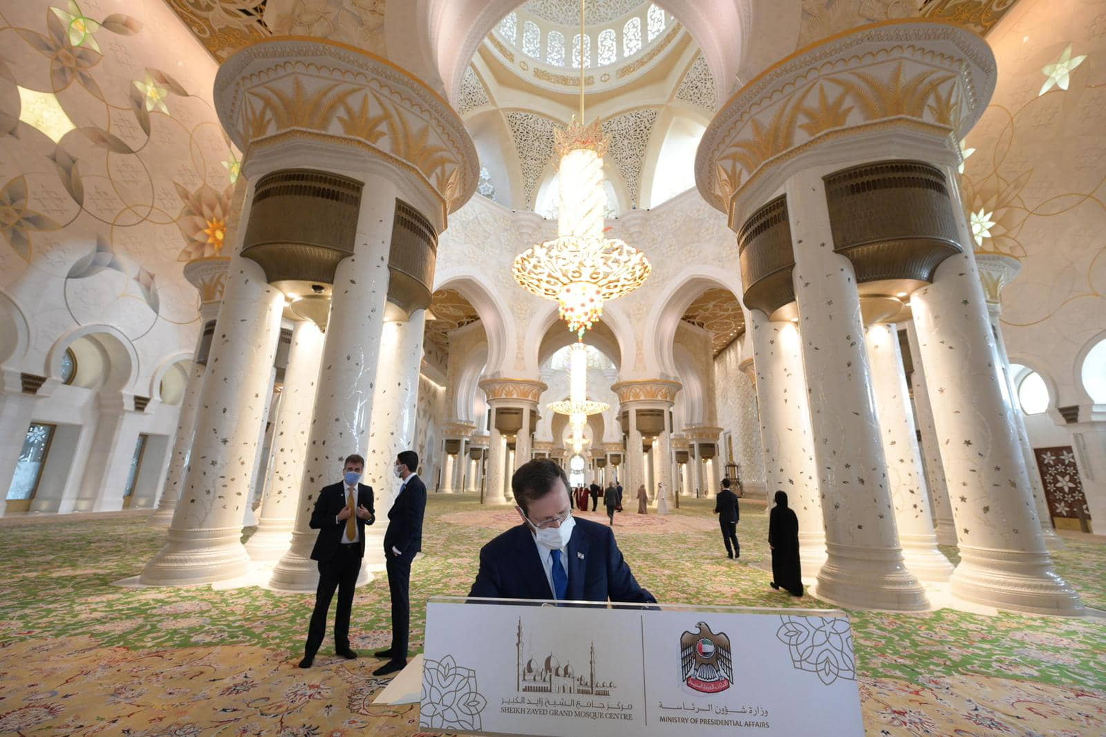 El presidente Isaac Herzog y la primera dama Michal Herzog recorren la Gran Mezquita Sheikh Zayed en Abu Dhabi, el 31 de enero de 2022 (Amos Ben Gershom/GPO)