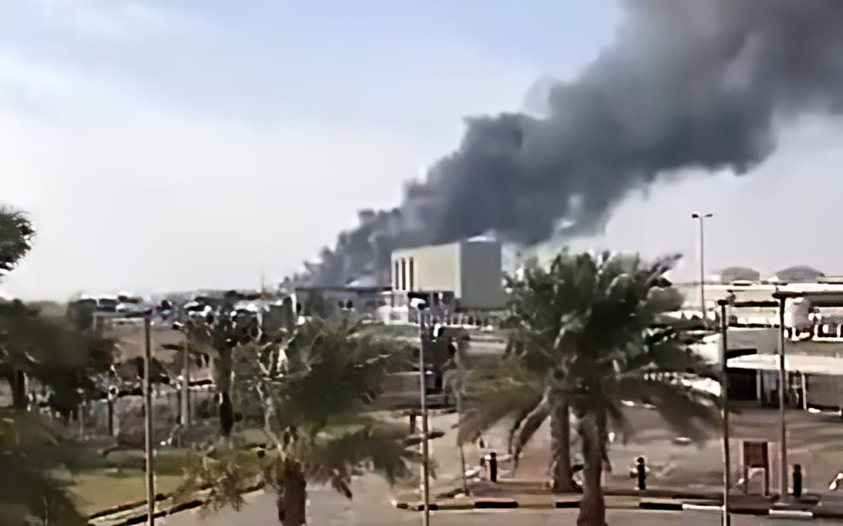 Captura de pantalla de un vídeo que supuestamente muestra un incendio tras un ataque con un dron en Abu Dhabi el 17 de enero de 2022. El vídeo no ha podido ser verificado de forma independiente (Captura de pantalla)