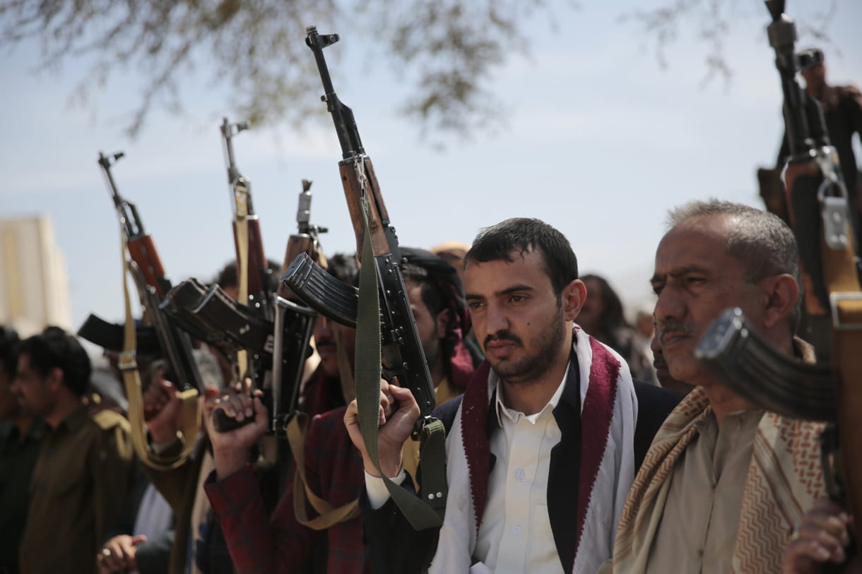 En esta foto de archivo del 22 de agosto de 2020, miembros de la tribu leales a los rebeldes Houthi levantan sus armas durante una protesta contra el acuerdo para establecer relaciones diplomáticas entre Israel y los Emiratos Árabes Unidos, en Sanaa, Yemen. (AP/Hani Mohammed, Archivo)
