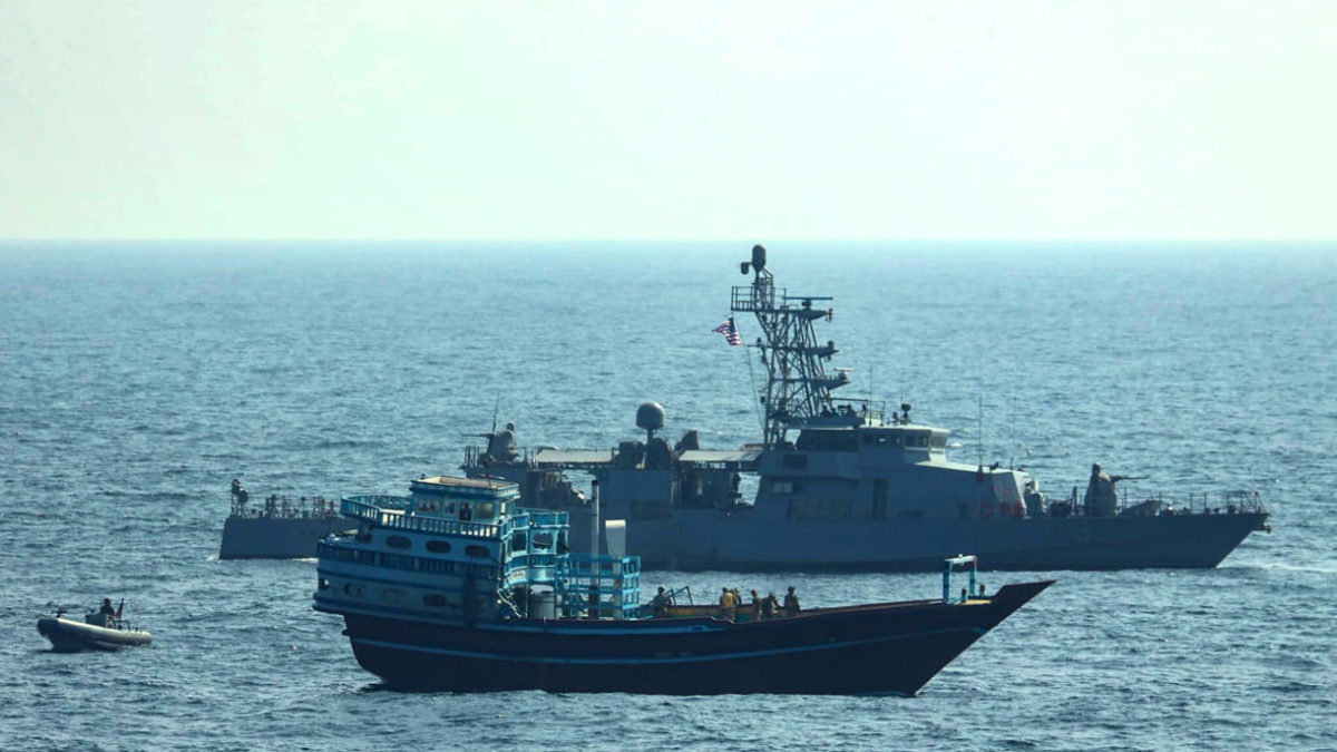 EE. UU. detiene un barco cargado con un compuesto para fabricar bombas que se dirigía de Irán a Yemen