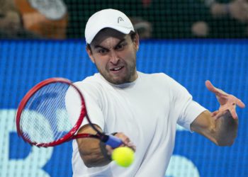 El tenista ruso-israelí Karatsev vence a Murray y gana el torneo de Sydney