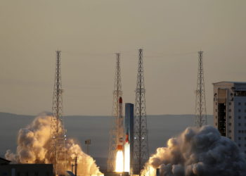 Irán lanzó al espacio un cohete porta satélite de combustible sólido