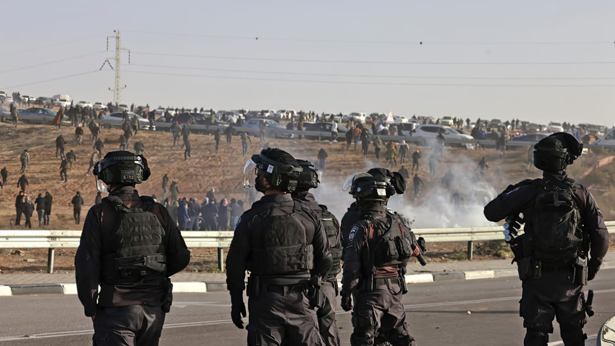 Cientos de beduinos se enfrentan a la policía por la plantación de árboles en el Néguev