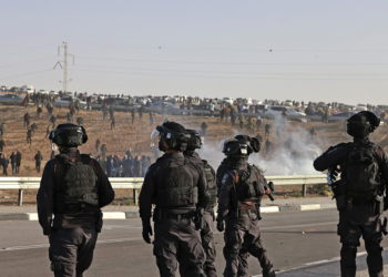 Cientos de beduinos se enfrentan a la policía por la plantación de árboles en el Néguev