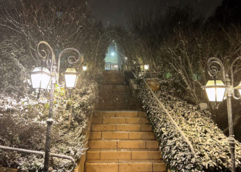 El miércoles por la noche empezó a nevar en varios barrios de Jerusalén. Por temor a la formación de hielo en las carreteras y aceras, el alcalde de Jerusalén, Moshé Leon, ha decidido que las clases en Jerusalén comenzarán mañana a las 9 de la mañana, en todos los marcos educativos. El transporte comenzará una hora más tarde de lo habitual. La nieve comenzó a caer en la ciudad de Sefát y en otros picos de las montañas del norte, y también en Jar Brajá, en Samaria. Debido al frío, se batió el récord histórico de consumo eléctrico en invierno. Se consumieron 14735 megavatios simultáneamente. Se han registrado cientos de cortes de electricidad, y también se han registrado interrupciones en los trenes. En el norte de los Altos del Golán tampoco habrá clases mañana.