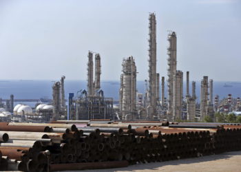 Plataforma en el campo de gas más grande de Irán fuera de servicio después de una fuga en aguas del Golfo