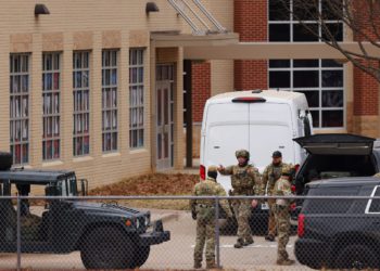 Detienen a dos adolescentes en relación con el ataque a la sinagoga de Texas