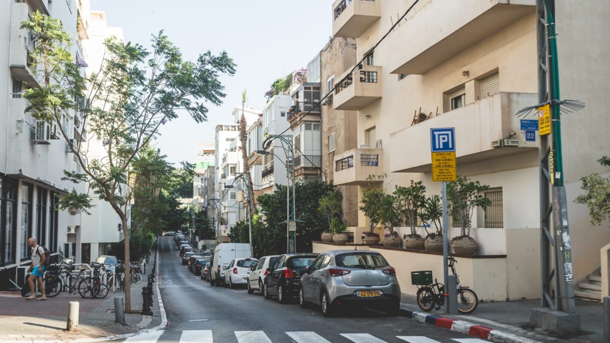 Atención a los compradores en el floreciente mercado inmobiliario israelí