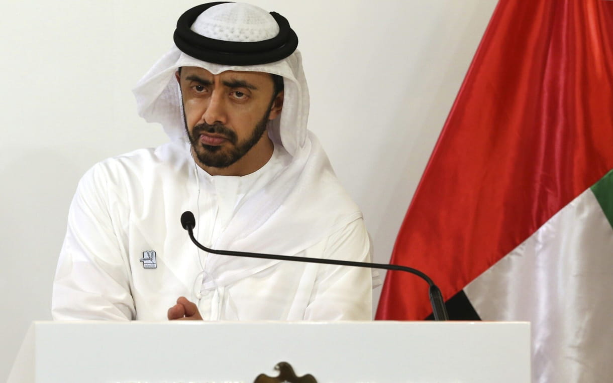 En esta foto de archivo del 9 de junio de 2019, el ministro de Relaciones Exteriores de los Emiratos Árabes Unidos, el jeque Abdullah bin Zayed Al Nahyan, escucha durante una conferencia de prensa en Abu Dhabi, Emiratos Árabes Unidos. (AP Photo/Jon Gambrell, Archivo)