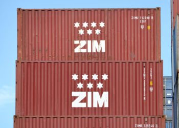 Tras años de pérdidas, Zim Integrated Shipping Services Ltd. (NYSE: ZIM) está obteniendo beneficios. (NYSE: ZIM) está ahora obteniendo beneficios, y la empresa ha iniciado inmediatamente conversaciones con la Autoridad Fiscal de Israel y el Ministerio de Hacienda sobre el tipo impositivo que debe pagar. Fuentes de la empresa han enviado un “mensaje” a los funcionarios del Ministerio de Hacienda en el sentido de que si el Estado no adopta la propuesta de ley sobre el impuesto de ocupación, que se ha promulgado en muchos otros países del mundo, y que calcula los tipos impositivos en función de la ocupación de los buques y no de los beneficios de la empresa, entonces trasladará sus actividades a otro país. Dirigida por su director general, Eli Glickman, Zim realizó una oferta pública inicial (OPI) en Wall Street en enero de 2021, con una valoración de la empresa de 1.700 millones de dólares, después del dinero. Desde entonces, el precio de las acciones de la compañía ha subido un 280 %, lo que refleja una capitalización de mercado de la naviera de 6.600 millones de dólares. Este salto se produce tras los notables resultados financieros de la empresa durante el pasado año, espoleados por el auge del sector marítimo. En los primeros nueve meses de 2021, Zim destinó 636 millones de dólares al impuesto sobre la renta, lo que representa el 17,8 % de los beneficios de la empresa en ese periodo, que ascendieron a 2.935 millones de dólares; la empresa también pagó un dividendo de 237 millones de dólares a los accionistas. Todo ello tras años de fuertes pérdidas en los que Zim no pagó ningún impuesto. En 2020, la empresa acumuló pérdidas de 1.523 millones de dólares. Ahora no solo los beneficios cubren las pérdidas, sino que Zim es la empresa más rentable de Israel, lo que le obliga a pagar un elevado tipo impositivo. Ahora que ha llegado el momento de que Zim pague cientos de millones de dólares en impuestos, también está hablando con el Estado sobre la iniciativa de la ley de ocupación, que reduciría drásticamente la responsabilidad fiscal de las empresas navieras. Según el método de la ley de ocupación, los ingresos se calculan en función de la ocupación del barco que la compañía opera -cuántas toneladas puede transportar el barco-, en lugar del impuesto de sociedades del 25 %, que ya se ha reducido del 30 %. Mientras que el impuesto de sociedades se relaciona con la rentabilidad de la empresa, el impuesto de ocupación se relaciona con el tamaño y la capacidad de la empresa. Muchos países de todo el mundo adoptaron el impuesto de ocupación hace entre 15 y 20 años, entre ellos EE. UU., la UE, Japón, China e India, pero Israel, a pesar de los debates al respecto, no lo ha hecho. En cualquier caso, Israel no ha tenido anteriormente compañías navieras de un tamaño que hiciera relevante la cuestión. No se ejerció suficiente presión sobre el gobierno israelí para que avanzara en el asunto, pero ahora Zim ha vuelto a poner el tema en la agenda. Según el experto en fiscalidad, el abogado Yaniv Shekel, “normalmente el tipo impositivo global se calcula para cada barco por separado y disminuye cuanto más grande es el barco. Así, en Chipre, por ejemplo, los importes impositivos que se aplican a los buques por año oscilan entre 0,365 euros para las primeras 1.000 toneladas, pasando por 0,31 euros para las siguientes 9.000 toneladas y bajando hasta 0,04 euros por tonelada”. “Esto significa que un barco de 20.000 toneladas, por ejemplo, pagaría un impuesto anual de unos 5.000 euros, que es insignificante comparado con el beneficio que puede obtener el barco. “En Israel la legislación relativa a los impuestos para las compañías navieras es obligatoria. No es clara y se ha actualizado en las últimas décadas para ajustarse a los cambios del mundo”. Es difícil evaluar cuántos impuestos pagaría Zim en virtud del impuesto de ocupación en Israel porque no está claro qué modelo se adoptaría. Pero incluso con cálculos aproximados según el proyecto de ley que se ha presentado previamente en la Knesset, se trata de una reducción drástica de la cuota tributaria que oscila entre cientos de millones de shekels y decenas de millones. La Autoridad Tributaria de Israel está manteniendo conversaciones sobre la actual evaluación fiscal de Zim y los futuros impuestos que se impondrán a la compañía naviera. Altos cargos de la Autoridad Fiscal, del Ministerio de Finanzas y de Zim, incluido su director general, Eli Glickman, participan en las discusiones que, según la empresa, podrían decidir el futuro de Zim en Israel. Pero el accionista mayoritario de Zim, Idan Ofer, sabe que tiene una capacidad limitada para “amenazar” al gobierno israelí. Además de Zim, Ofer es el accionista mayoritario de ICL (TASE: ICL: NYSE: ICL), que registra miles de millones de shekels en ingresos por concesiones estatales y no puede trasladar sus fábricas al extranjero. También habrá discusiones delicadas sobre los planes de traslado de Oil Refineries Ltd. (TASE:ORL) de Ofer. (TASE:ORL) de la bahía de Haifa. Zim declinó hacer comentarios sobre este informe. Publicado por Globes, Israel business news - en.globes.co.il - el 12 de enero de 2022.