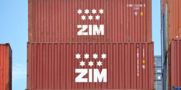 Tras años de pérdidas, Zim Integrated Shipping Services Ltd. (NYSE: ZIM) está obteniendo beneficios. (NYSE: ZIM) está ahora obteniendo beneficios, y la empresa ha iniciado inmediatamente conversaciones con la Autoridad Fiscal de Israel y el Ministerio de Hacienda sobre el tipo impositivo que debe pagar. Fuentes de la empresa han enviado un “mensaje” a los funcionarios del Ministerio de Hacienda en el sentido de que si el Estado no adopta la propuesta de ley sobre el impuesto de ocupación, que se ha promulgado en muchos otros países del mundo, y que calcula los tipos impositivos en función de la ocupación de los buques y no de los beneficios de la empresa, entonces trasladará sus actividades a otro país. Dirigida por su director general, Eli Glickman, Zim realizó una oferta pública inicial (OPI) en Wall Street en enero de 2021, con una valoración de la empresa de 1.700 millones de dólares, después del dinero. Desde entonces, el precio de las acciones de la compañía ha subido un 280 %, lo que refleja una capitalización de mercado de la naviera de 6.600 millones de dólares. Este salto se produce tras los notables resultados financieros de la empresa durante el pasado año, espoleados por el auge del sector marítimo. En los primeros nueve meses de 2021, Zim destinó 636 millones de dólares al impuesto sobre la renta, lo que representa el 17,8 % de los beneficios de la empresa en ese periodo, que ascendieron a 2.935 millones de dólares; la empresa también pagó un dividendo de 237 millones de dólares a los accionistas. Todo ello tras años de fuertes pérdidas en los que Zim no pagó ningún impuesto. En 2020, la empresa acumuló pérdidas de 1.523 millones de dólares. Ahora no solo los beneficios cubren las pérdidas, sino que Zim es la empresa más rentable de Israel, lo que le obliga a pagar un elevado tipo impositivo. Ahora que ha llegado el momento de que Zim pague cientos de millones de dólares en impuestos, también está hablando con el Estado sobre la iniciativa de la ley de ocupación, que reduciría drásticamente la responsabilidad fiscal de las empresas navieras. Según el método de la ley de ocupación, los ingresos se calculan en función de la ocupación del barco que la compañía opera -cuántas toneladas puede transportar el barco-, en lugar del impuesto de sociedades del 25 %, que ya se ha reducido del 30 %. Mientras que el impuesto de sociedades se relaciona con la rentabilidad de la empresa, el impuesto de ocupación se relaciona con el tamaño y la capacidad de la empresa. Muchos países de todo el mundo adoptaron el impuesto de ocupación hace entre 15 y 20 años, entre ellos EE. UU., la UE, Japón, China e India, pero Israel, a pesar de los debates al respecto, no lo ha hecho. En cualquier caso, Israel no ha tenido anteriormente compañías navieras de un tamaño que hiciera relevante la cuestión. No se ejerció suficiente presión sobre el gobierno israelí para que avanzara en el asunto, pero ahora Zim ha vuelto a poner el tema en la agenda. Según el experto en fiscalidad, el abogado Yaniv Shekel, “normalmente el tipo impositivo global se calcula para cada barco por separado y disminuye cuanto más grande es el barco. Así, en Chipre, por ejemplo, los importes impositivos que se aplican a los buques por año oscilan entre 0,365 euros para las primeras 1.000 toneladas, pasando por 0,31 euros para las siguientes 9.000 toneladas y bajando hasta 0,04 euros por tonelada”. “Esto significa que un barco de 20.000 toneladas, por ejemplo, pagaría un impuesto anual de unos 5.000 euros, que es insignificante comparado con el beneficio que puede obtener el barco. “En Israel la legislación relativa a los impuestos para las compañías navieras es obligatoria. No es clara y se ha actualizado en las últimas décadas para ajustarse a los cambios del mundo”. Es difícil evaluar cuántos impuestos pagaría Zim en virtud del impuesto de ocupación en Israel porque no está claro qué modelo se adoptaría. Pero incluso con cálculos aproximados según el proyecto de ley que se ha presentado previamente en la Knesset, se trata de una reducción drástica de la cuota tributaria que oscila entre cientos de millones de shekels y decenas de millones. La Autoridad Tributaria de Israel está manteniendo conversaciones sobre la actual evaluación fiscal de Zim y los futuros impuestos que se impondrán a la compañía naviera. Altos cargos de la Autoridad Fiscal, del Ministerio de Finanzas y de Zim, incluido su director general, Eli Glickman, participan en las discusiones que, según la empresa, podrían decidir el futuro de Zim en Israel. Pero el accionista mayoritario de Zim, Idan Ofer, sabe que tiene una capacidad limitada para “amenazar” al gobierno israelí. Además de Zim, Ofer es el accionista mayoritario de ICL (TASE: ICL: NYSE: ICL), que registra miles de millones de shekels en ingresos por concesiones estatales y no puede trasladar sus fábricas al extranjero. También habrá discusiones delicadas sobre los planes de traslado de Oil Refineries Ltd. (TASE:ORL) de Ofer. (TASE:ORL) de la bahía de Haifa. Zim declinó hacer comentarios sobre este informe. Publicado por Globes, Israel business news - en.globes.co.il - el 12 de enero de 2022.